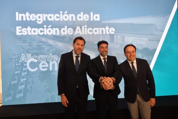 Un vergel con vías y peldaños 