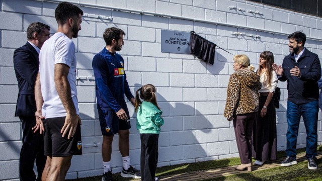 El Valencia pone a su campo de entrenamiento el nombre de Ochotorena