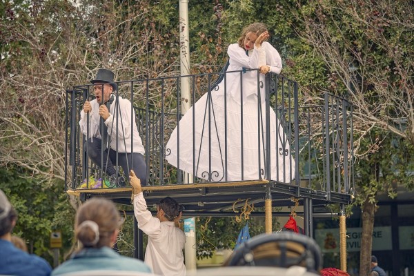 La compañía castellonense de teatro de calle Visitants estrena '¿Y si hacemos un clásico?' en Castilla-La Mancha