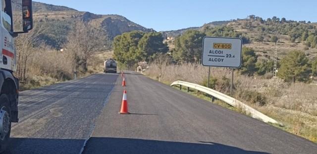 La Generalitat sigue mejorando el firme de la CV-800 de Xixona tras la pausa de Semana Santa