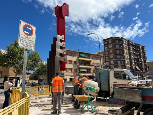 La escultura 'Dragón de Jaume I' de Elche de Salvador Soria ya está en Pedro Juan Perpiñán