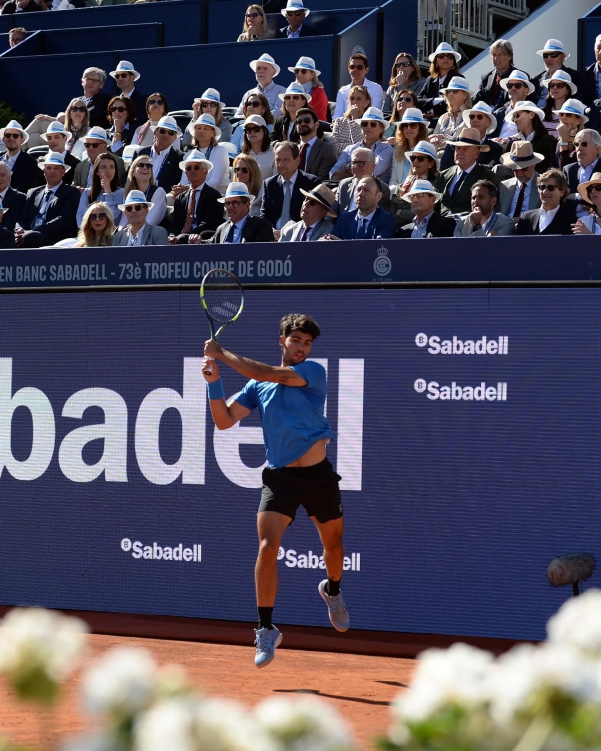 Alcaraz, sin brillantez pero siendo mejor, debuta en Barcelona con triunfo ante el finés Virtanen