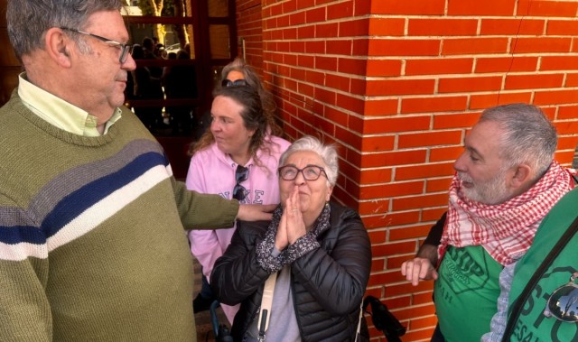 La movilización social vuelve a frenar el desahucio de una vecina de Alcantarilla y su familia