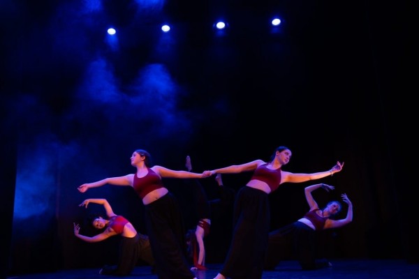 La danza y la pintura se fusionan en el Raval de Castelló con el espectáculo 'Cuando los lienzos bailan'