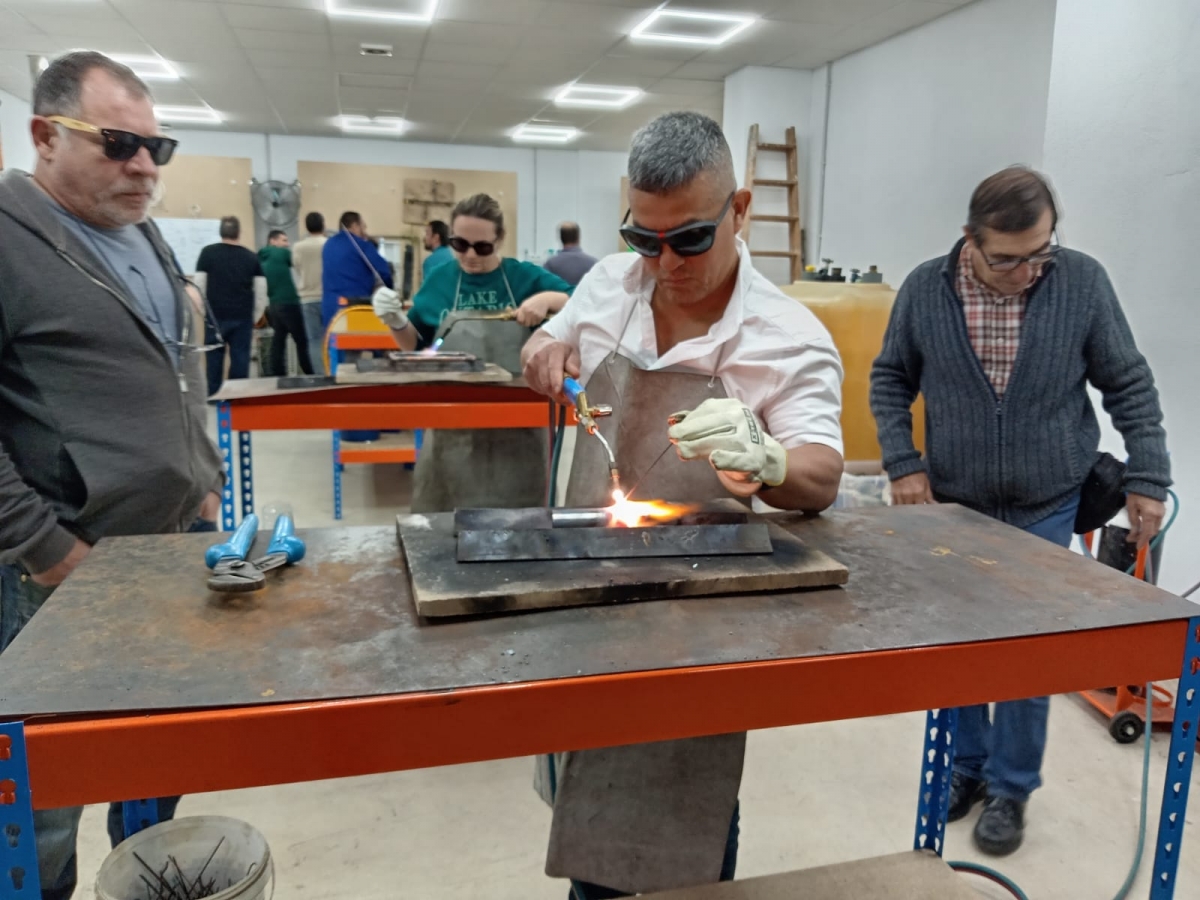 Alumnos del curso de instalador de gas durante una clase práctica - Alumnos del curso de instalador de gas durante una clase práctica