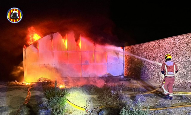 Se incendia una nave agrícola de Foios que se utilizaba como vivero