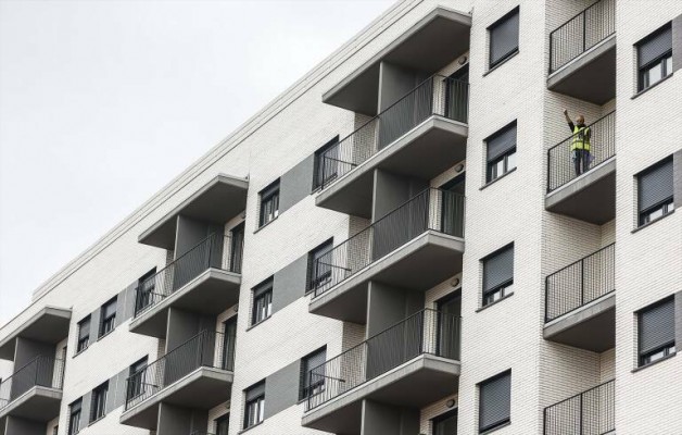 41 familias afectadas por el incendio de Campanar dejan el edificio municipal