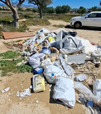 El PSOE denuncia la acumulación de escombros y vertidos en el entorno de Santa Saz
