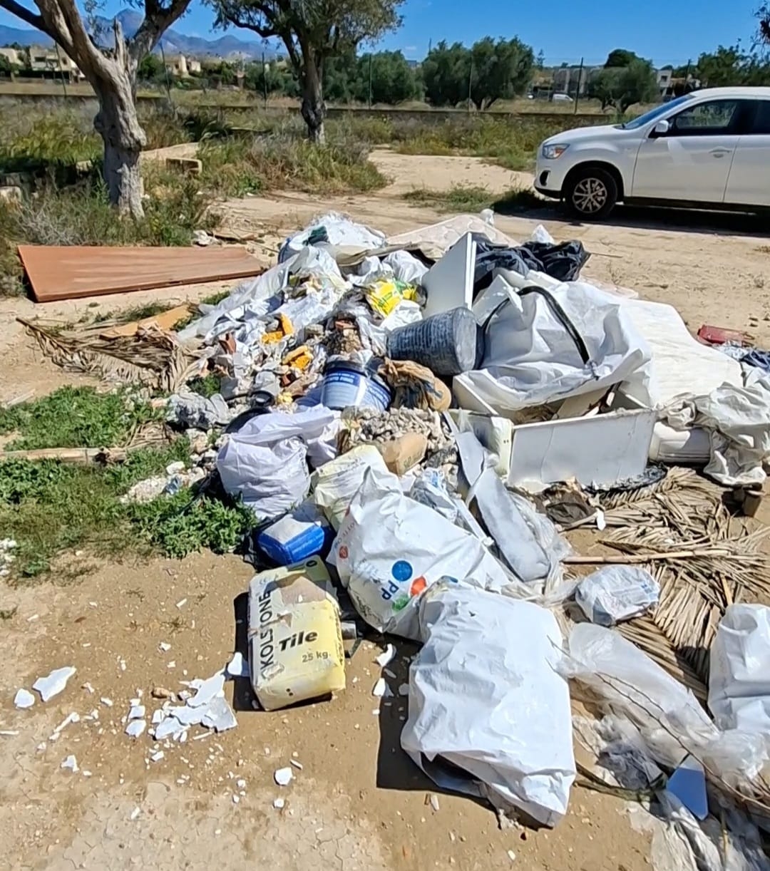 El PSOE denuncia la acumulación de escombros y vertidos en el entorno de Santa Saz