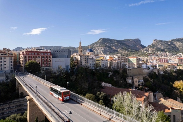 Alcoy habilita autobuses lanzadera y áreas de parking gratis para facilitar la movilidad durante los Moros y Cristianos