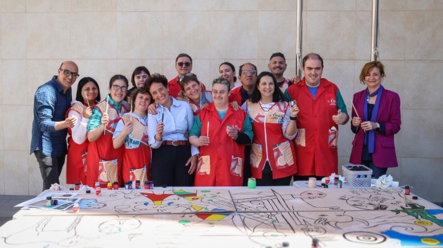 Onda convierte la plaza de El Pla en un gran lienzo inclusivo para conmemorar el Día Mundial del Arte