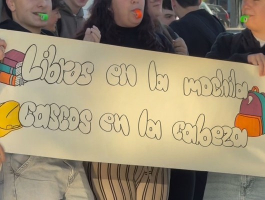 Estudiantes del IES Isaac Peral de Cartagena se concentran tras el cierre de aulas por desprendimientos