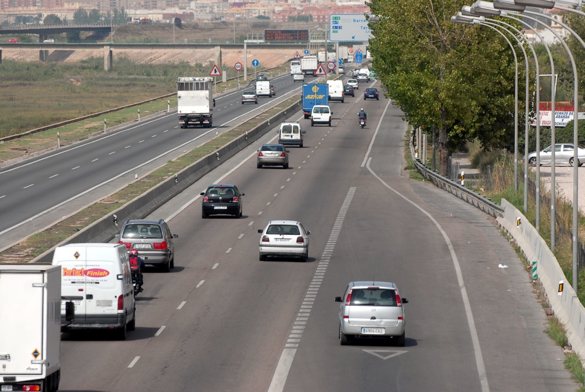 Tráfico en una de las salidas de Valencia. - Foto: KIKE TABERNER Tráfico en una de las salidas de Valencia.