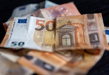 El euro se cambia a 1,1760 dólares, en cuenta atrás para que expire alto el fuego en Irán