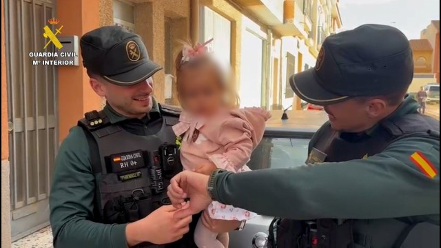 Dos guardias civiles salvan la vida a una niña de 16 meses en parada cardiorrespiratoria en Alhama de Murcia
