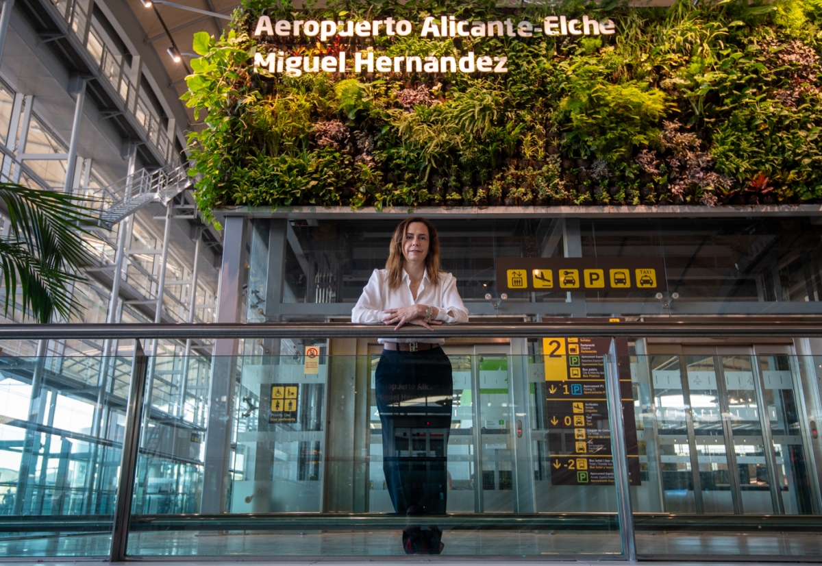 La directora del Aeropuerto de Alicante-Elche, Miguel Hernández, Laura Navarro.