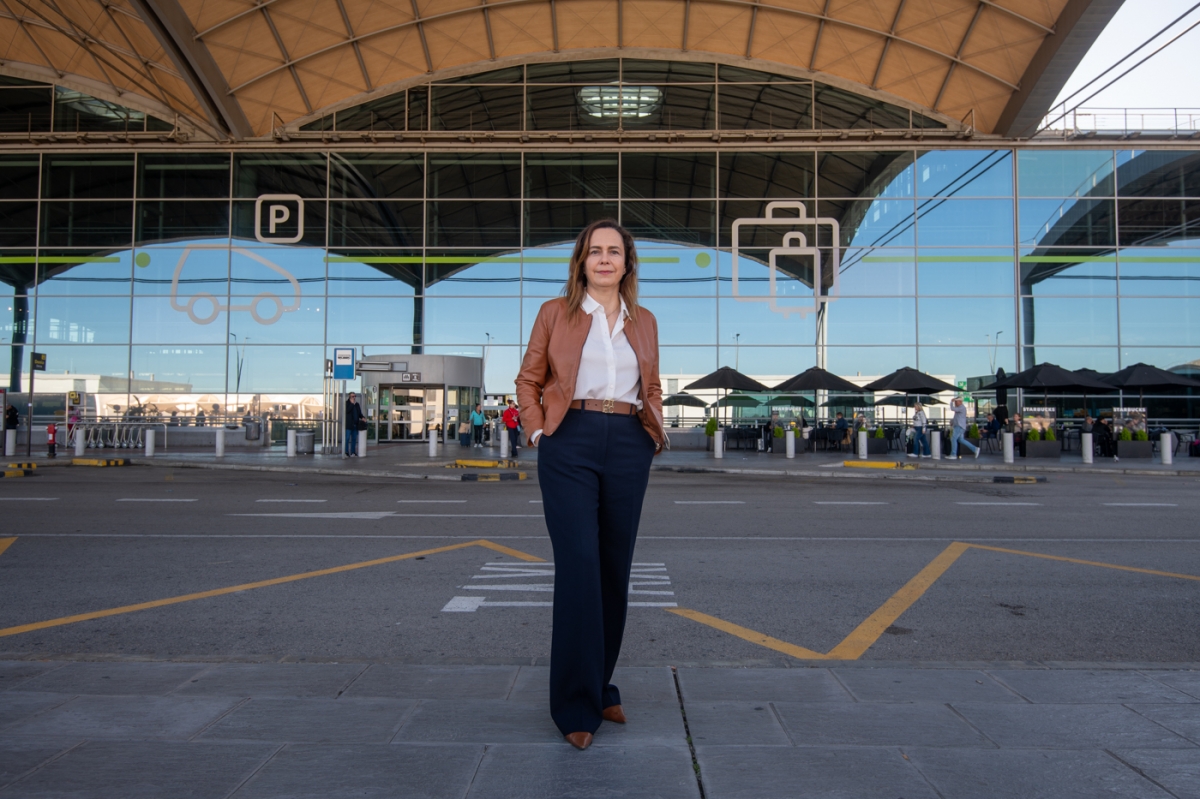 La directora del Aeropuerto de Alicante-Elche, Miguel Hernández, Laura Navarro.