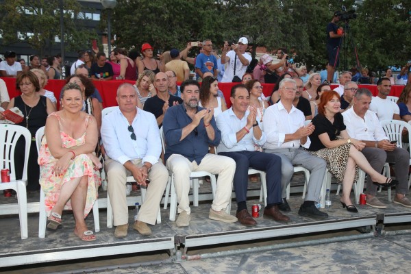 Alicante recrea el siglo XVI con el desembarco de los piratas berberiscos en la playa del Postiguet

