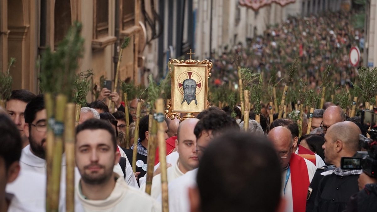 Miles de peregrinos recorren Alicante rumbo a la Santa Faz en la segunda romería más concurrida