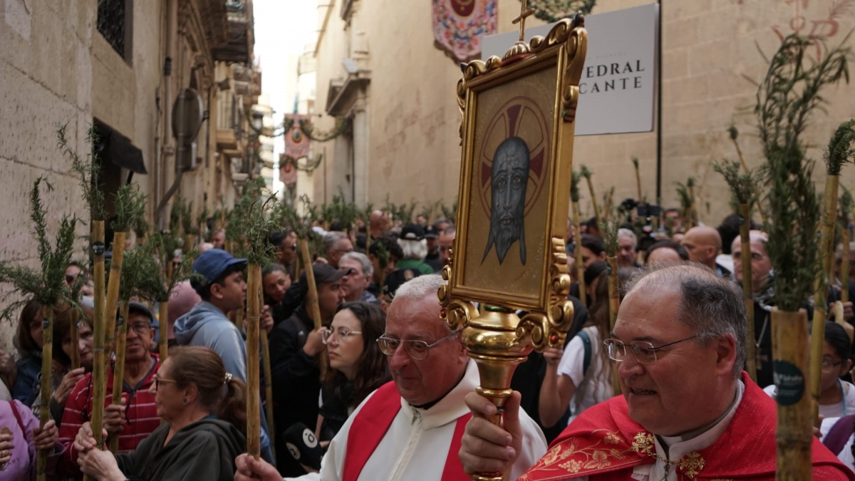 Salida de la romería de la Santa Faz en 2026.