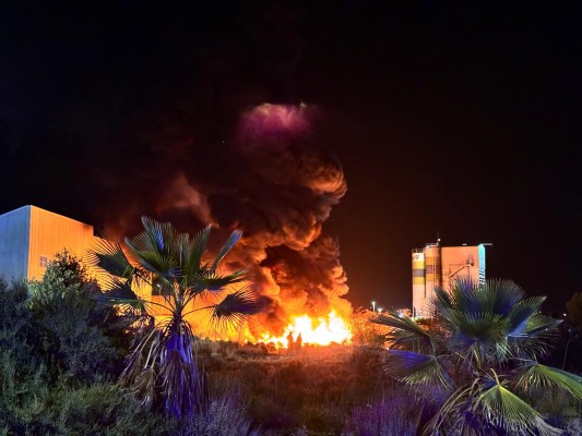 Los bomberos extinguen un fuego en una empresa de caucho del polígono Cachapets de Crevillent