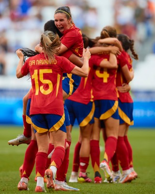 España iguala un 0-2 y clasifica pasa semis en los penaltis con Eva Navarro marcando el suyo