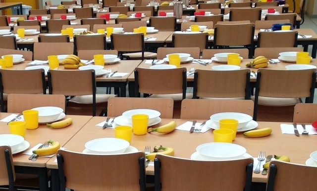 Colegios e institutos tienen que eliminar totalmente bebidas azucaradas y bollería de sus centros desde este jueves