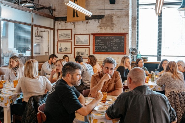 La Barra d’Anyora abre en Mercader: un homenaje a la mezcla entre gastronomía manchega y valenciana 