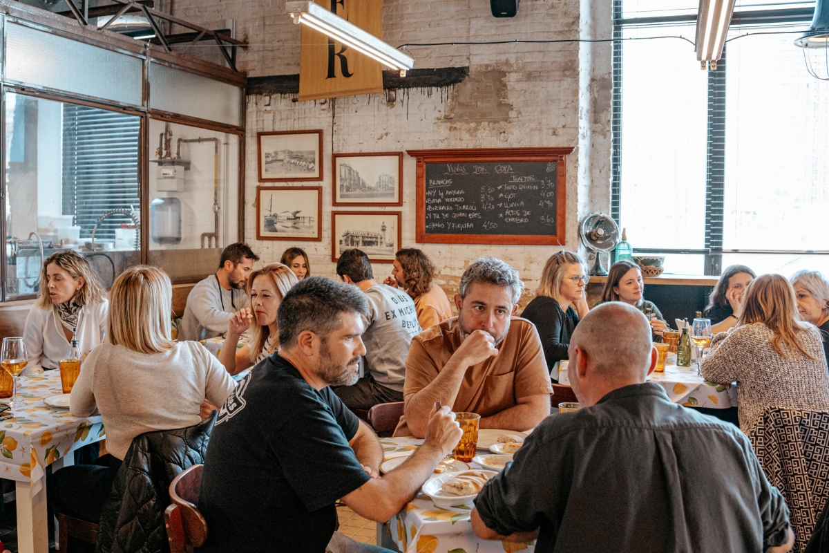 Qué se cuece | La Barra d’Anyora abre en Mercader: un homenajea la mezcla entre gastronomía manchega y valenciana