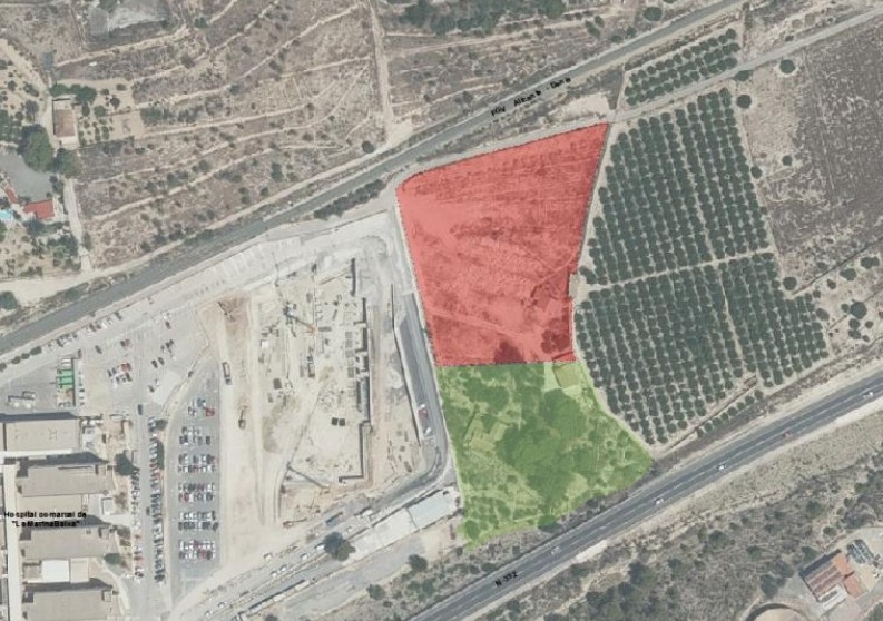 En el centro, la parcela del nuevo parking; a la izquierda, ubicación de las obras de ampliación.