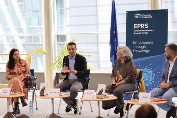 La autora lorquina Inma Pelegrín, con su novela 'Fosca', y la Feria del Libro de Murcia, en el Parlamento Europeo