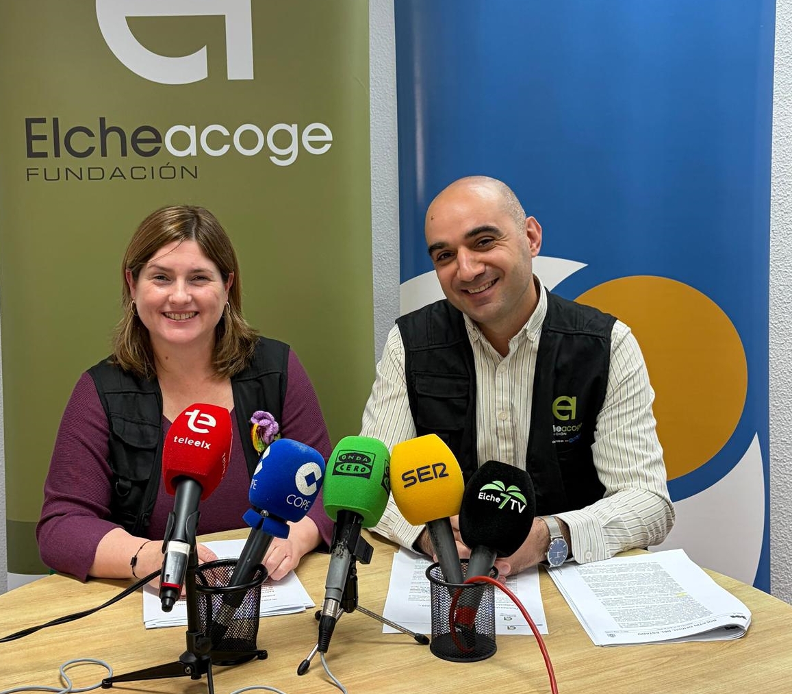 La coordinadora Trini Urbán y el abogado Zurab Oganesyan - - AP La coordinadora Trini Urbán y el abogado Zurab Oganesyan -