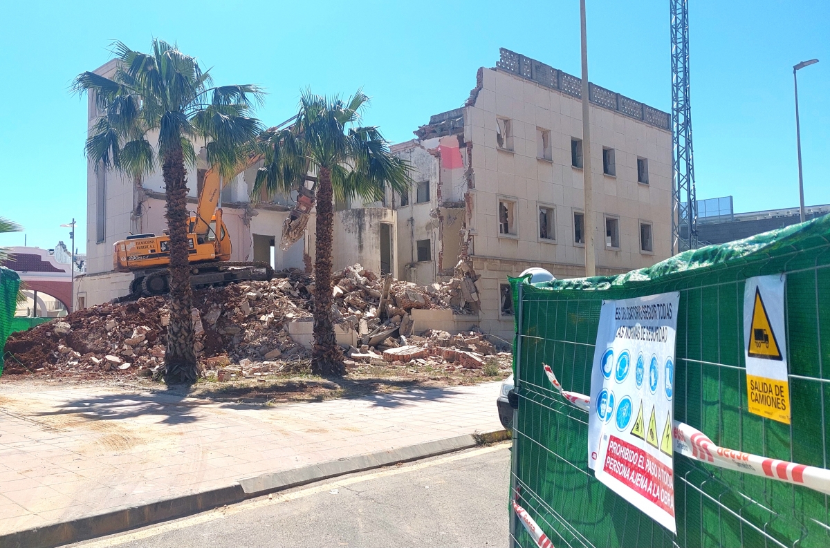 La obra de la nueva sede de PortCastelló avanza con el derribo de la emblemática Comandancia de Marina