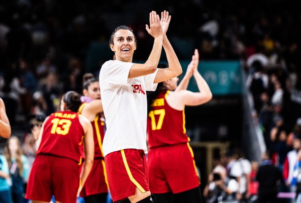 España arrolla y termina sufriendo para ganar a Serbia