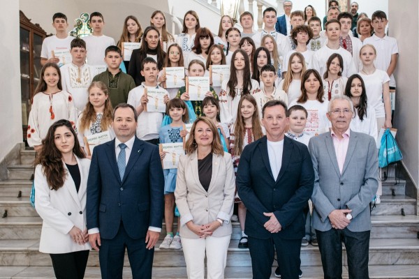 Castelló recibe a los cerca de 40 niños ucranianos que pasan sus vacaciones en una colonia de Benassal