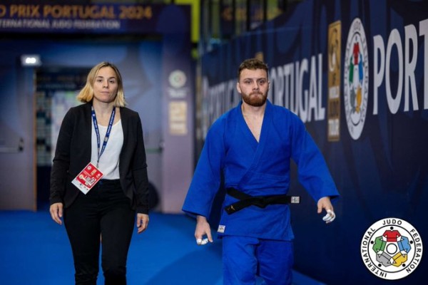 El valenciano Salva Cases acaba su participación en el tatami tras caer ante Japón en octavos de final por equipos mixtos