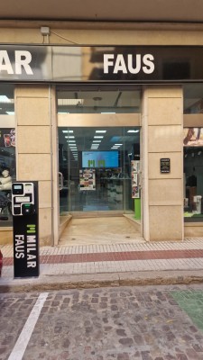 El centro de Algemesí suma dos puntos de recarga para vehículos eléctricos impulsados por el comercio local