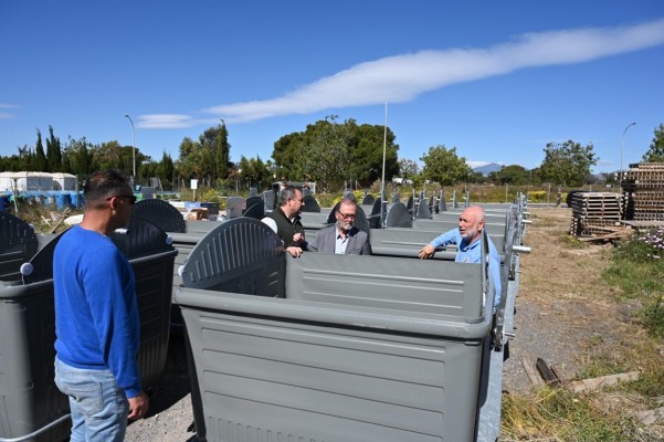 El Campello recibe las primeras 200 unidades para renovar los contenedores de basura y residuos