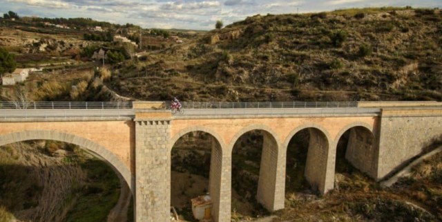 De Mayor Oreja a García-Legaz: estos son los más de 50 empresarios y personalidades que corren la Ruta Ciclista Solidaria Camino de la Cruz