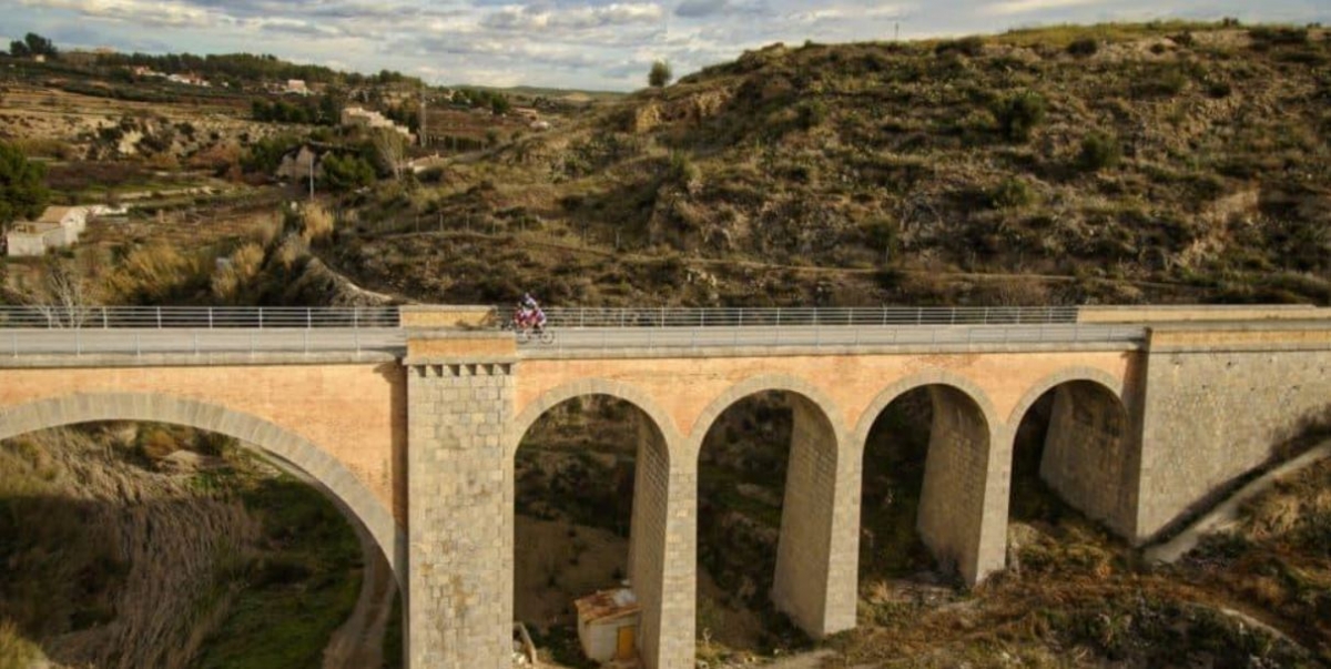 De Mayor Oreja a García-Legaz: estos son los más de 50 empresarios y personalidades que corren la Ruta Ciclista Solidaria Camino de la Cruz