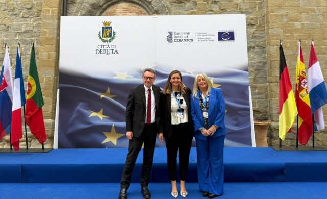 Castelló comparte el atractivo turístico internacional de la cerámica local en una asamblea en Italia