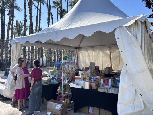 El Paseo de la Estación de Elche acoge durante todo el fin de semana la Feria del Libro
