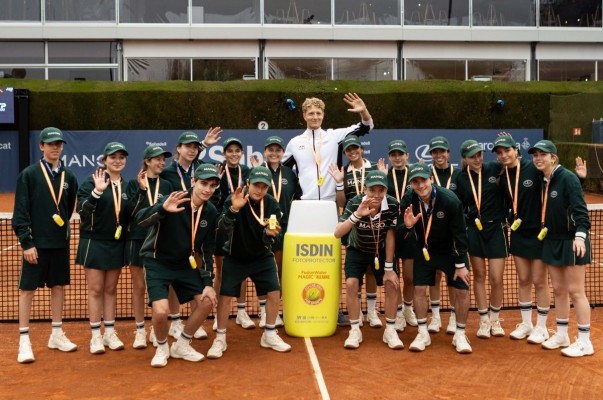 Isdin renueva su rol como Fotoprotector Oficial del Godó y conciencia a los 'ballkids' junto al tenista Martín Landaluce