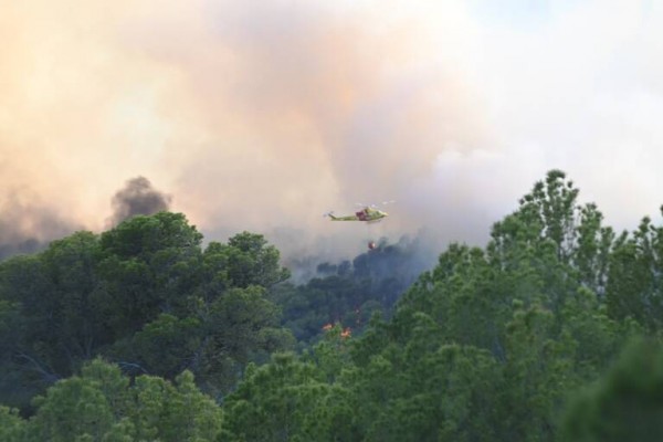 El incendio en el Desert sigue activo y obliga a cerrar el puerto para la carga de los hidroaviones