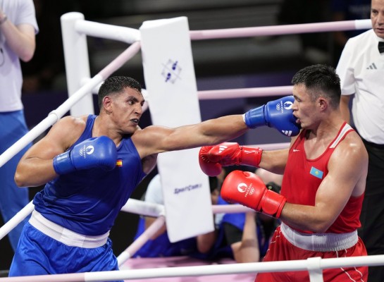 El boxeador español Ayoub Ghadfa supera los cuartos y se asegura medalla en +92 kilos