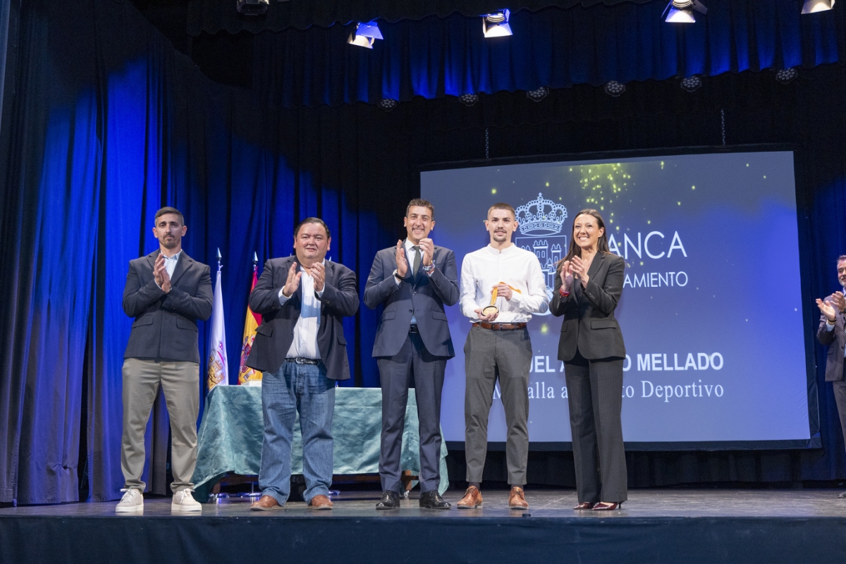 Blanca rinde homenaje a Miguel Ángel Cano Mellado y le entrega la Medalla al Mérito Deportivo