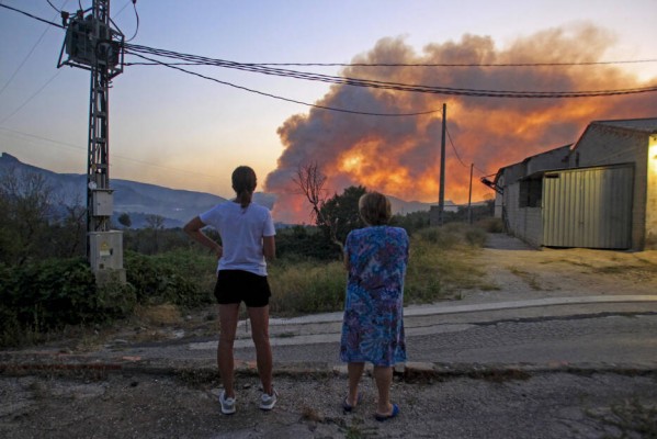 Los bomberos de Alicante dan por controlado el incendio de Benasau