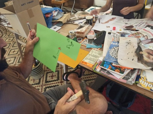 Papel, tijeras y ganas: Dissidents juega a crear fanzines con unas jornadas