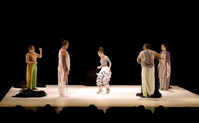 Dansa València reflexiona sobre el tiempo y el legado en el Teatre Principal