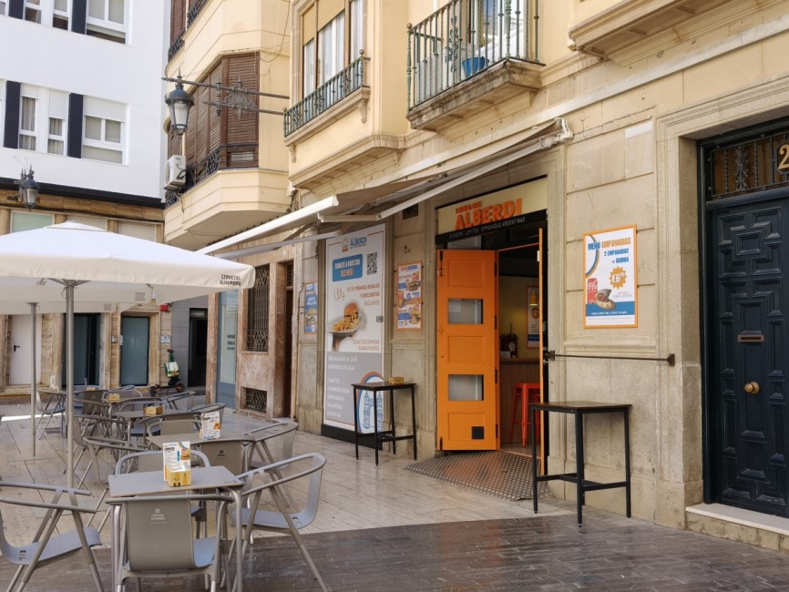 Renovación constante de la hostelería en Elche - - AP